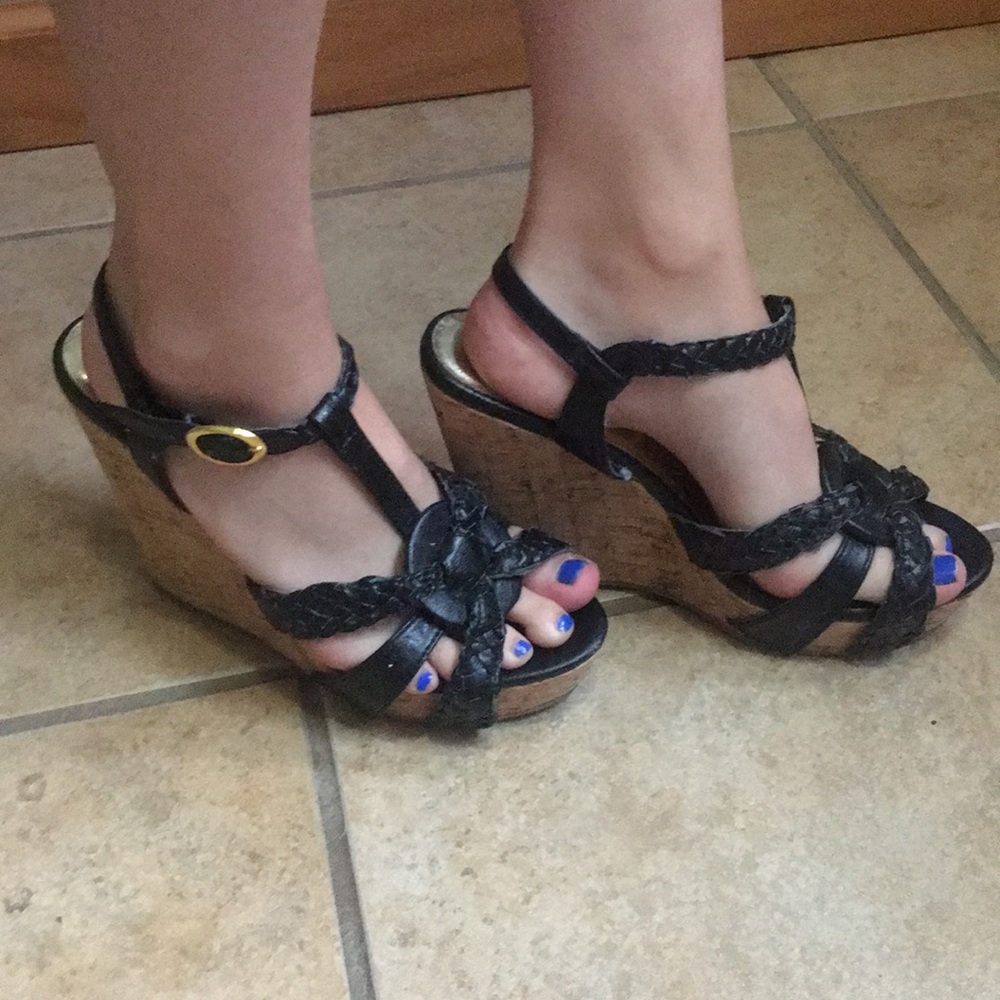 Black wedges